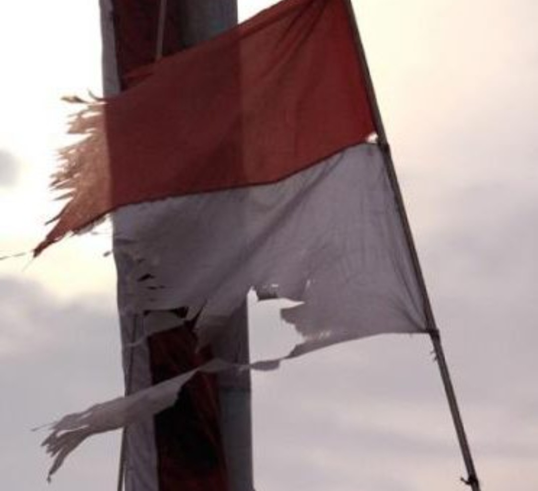 Revolusi Belum Selesai!: Indonesia Berada pada Batas Sosial Politik yang Mengerikan